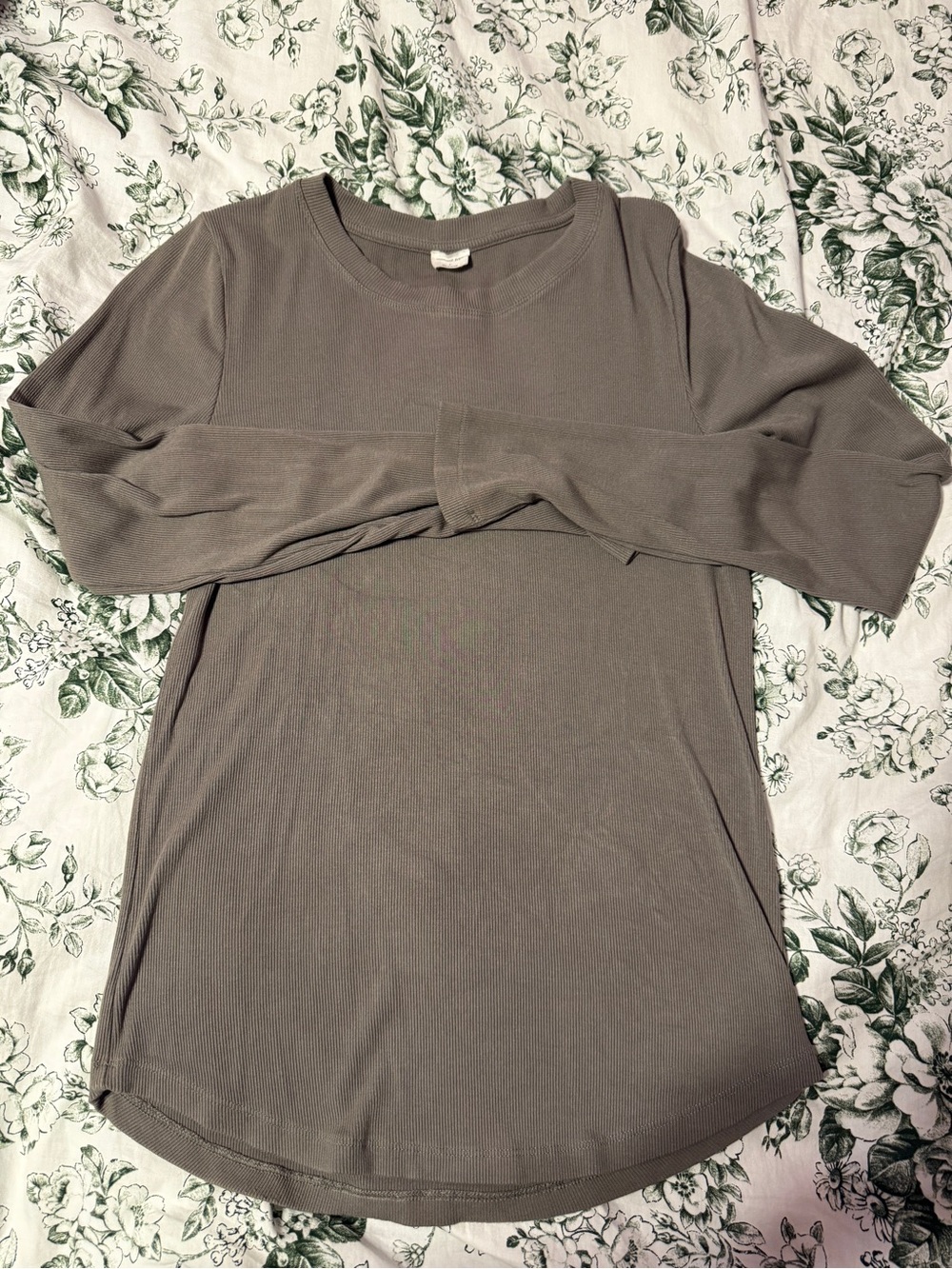 Women’s Long Sleeve Scoop Hem Top - Gray